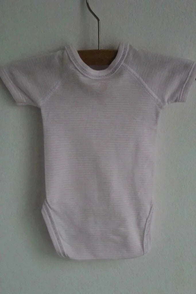 tweedehands-lichtroze-wit-gestreepte-romper-zilveren-strikje-korte-mouwen-maat-50-petit-bateau