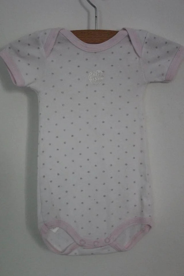 tweedehands-wit-roze-romper-zilveren-stipjes-korte-mouwen-maat-62-petit-bateau