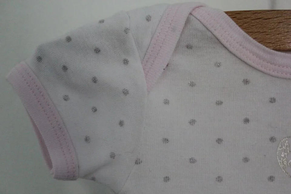 tweedehands-wit-roze-romper-zilveren-stipjes-korte-mouwen-maat-62-petit-bateau