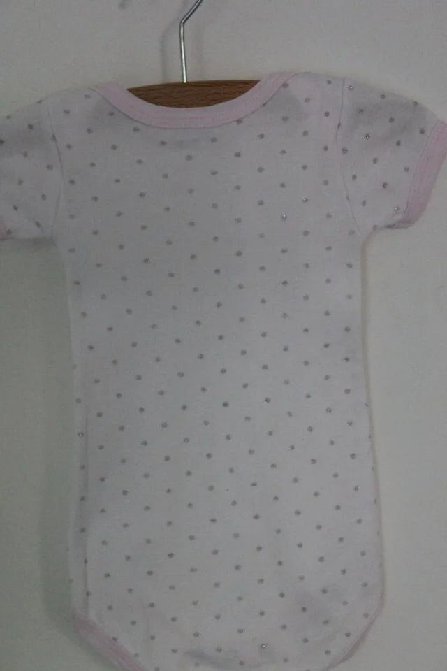 tweedehands-wit-roze-romper-zilveren-stipjes-korte-mouwen-maat-62-petit-bateau