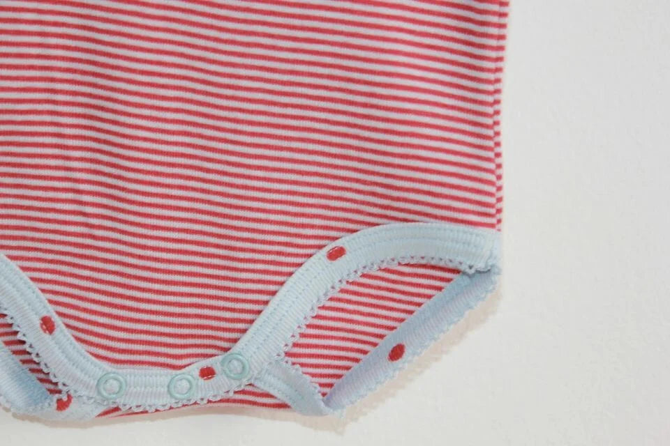 tweedehands-mouwloze-romper-petit-bateau-rood-lichtblauw-gestreept-maat-68-baby-meisje