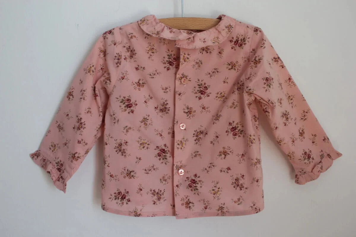 tweedehands-roze-blouse-lange-mouwen-roosjes-volantkraagje-maat-74-printemps-baby-meisje