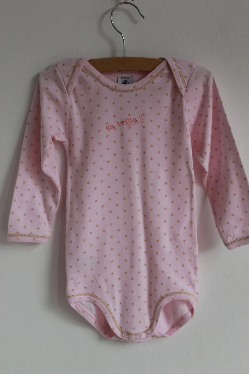 tweedehands-lichtroze-romper-gouden-sterren-lange-mouwen-maat-86-petit-bateau