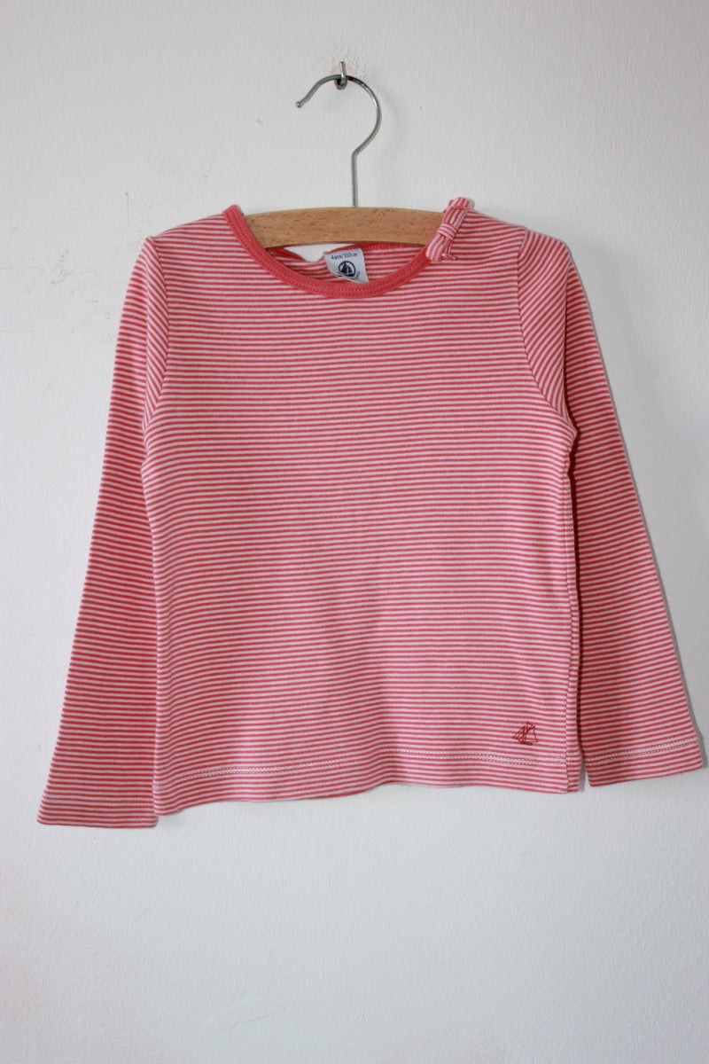 tweedehands-koraalroze-wit-gestreepte-longsleeve-maat-98-petit-bateau