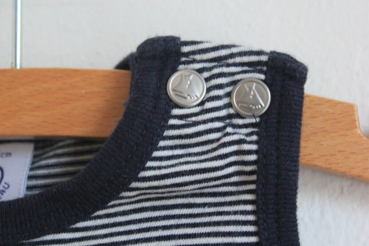 tweedehands-donkerblauw-wit-gestreept-zomers-mouwloos-kort-pakje-maat-62-petit-bateau