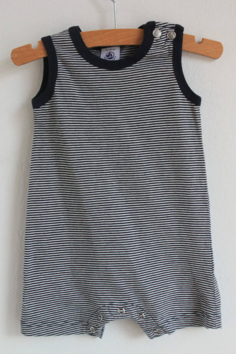 tweedehands-donkerblauw-wit-gestreept-zomers-mouwloos-kort-pakje-maat-62-petit-bateau