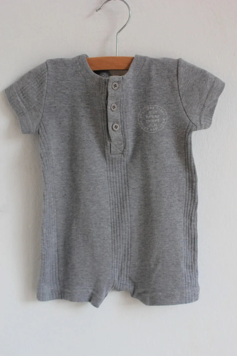 tweedehands-kort-grijs-zomers-pakje-maat-68-petit-bateau