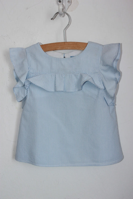 tweedehands katoenen zomerse lichtblauw met wit gestreepte jacadi blouse met korte mouwen en volants in maat 98