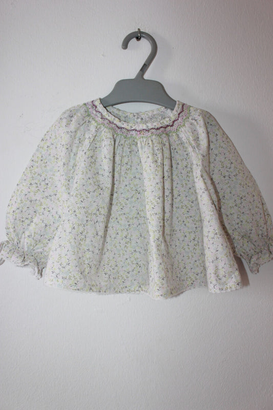 tweedehands gebloemde en gesmokte katoenen blouse van jacadi met lange mouwen in maat 68 voor een baby meisje