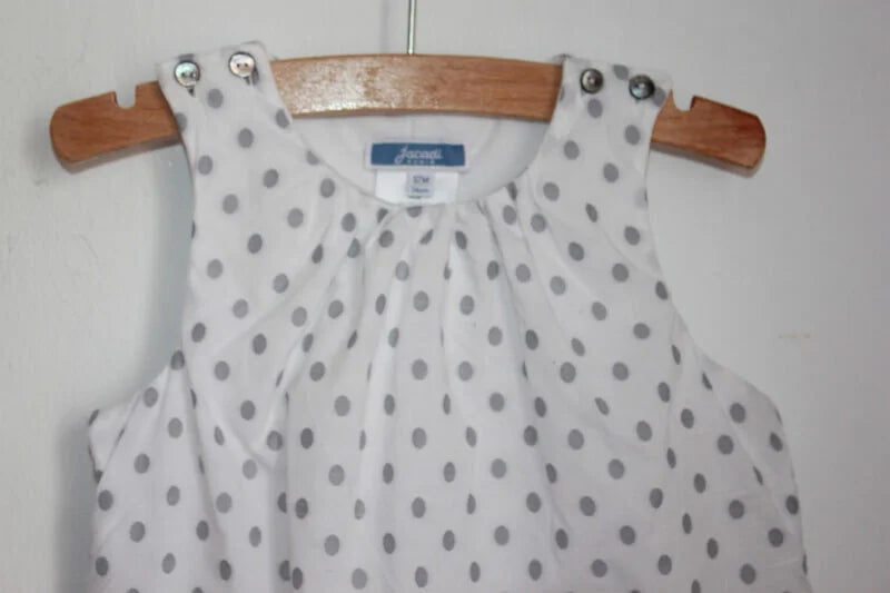 tweedehands witte katoenen jumpsuit met grijze stippen van jacadi in maat 74 voor een baby meisje