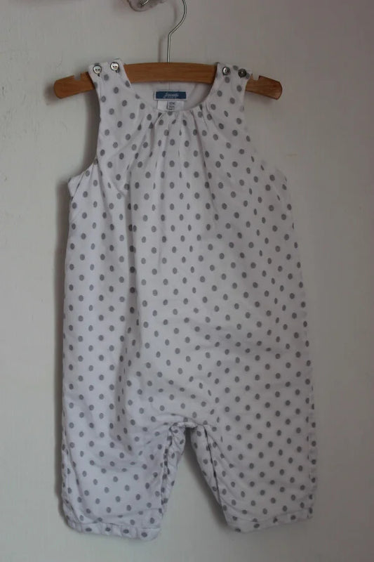 tweedehands witte katoenen jumpsuit met grijze stippen van jacadi in maat 74 voor een baby meisje