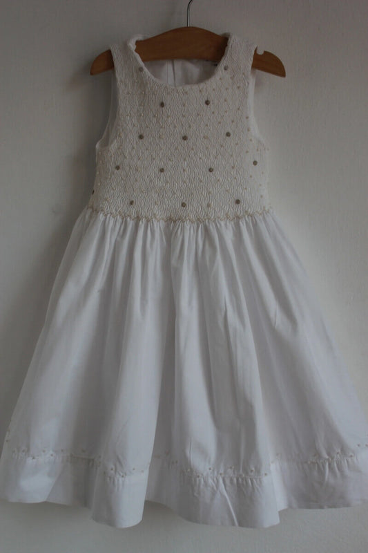 tweedehands mouwloze zomerse katoenen wit met creme en beige gesmockte jurk van jacadi in maat 104