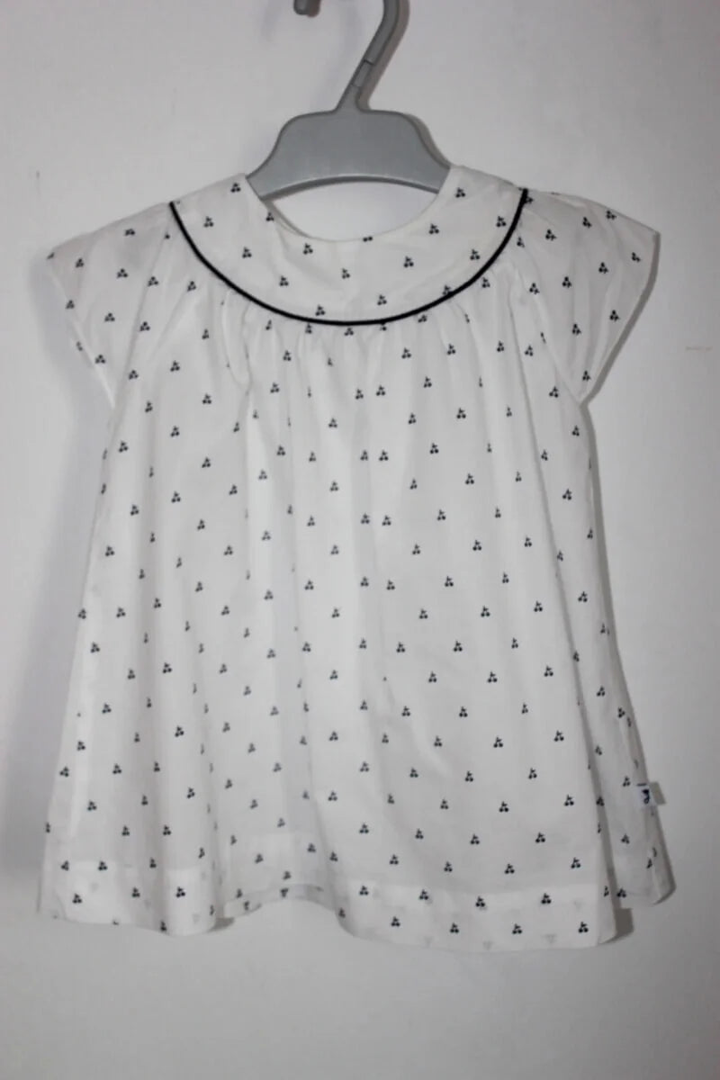tweedehands katoenen zomerse witte jurk met donkerblauwe kersen van jacadi met korte mouwen in maat 68