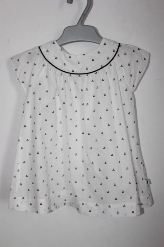 tweedehands katoenen zomerse witte jurk met donkerblauwe kersen van jacadi met korte mouwen in maat 68