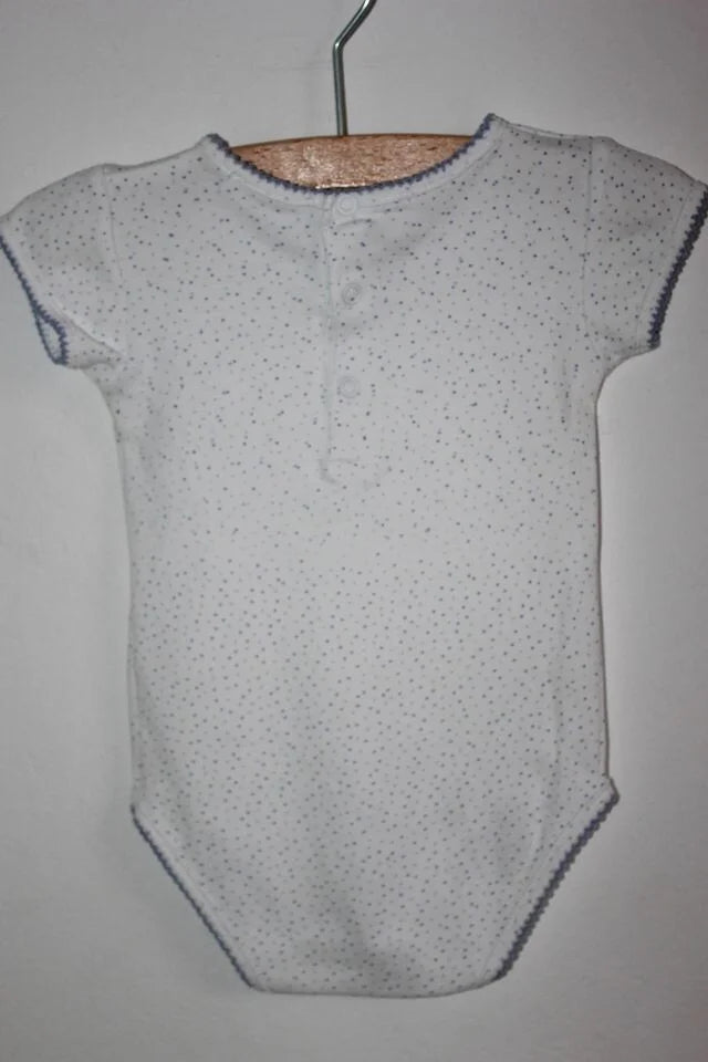tweedehands katoenen witte romper met blauwe stipjes en korte mouwen van jacadi in maat 68 voor een baby meisje