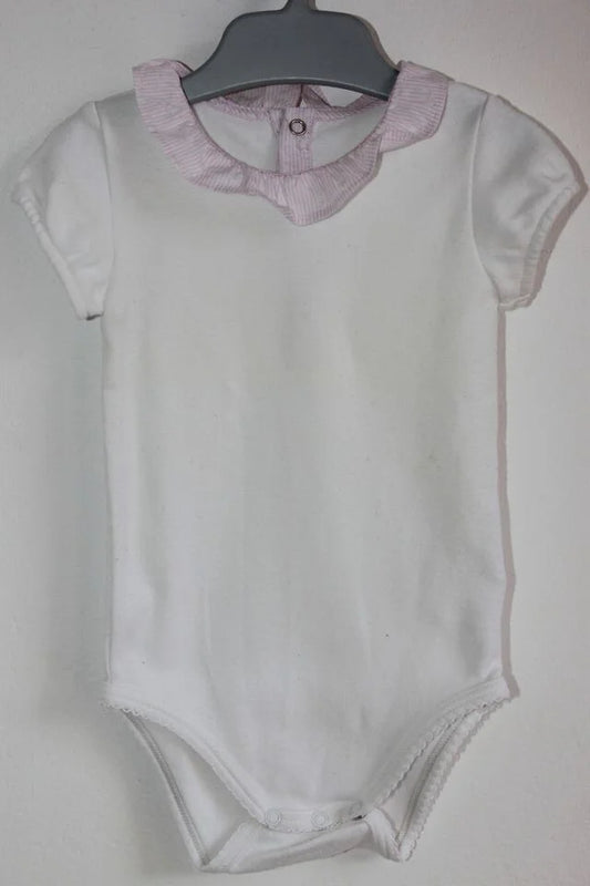 tweedehands katoenen witte romper met roze volantkraagje en korte mouwen van jacadi in maat 68 voor een baby meisje