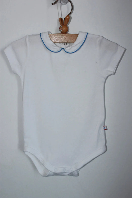 tweedehands unisex wit met blauw katoenen rompertje van jacadi met peter pan kraagje en korte mouwen in maat 68