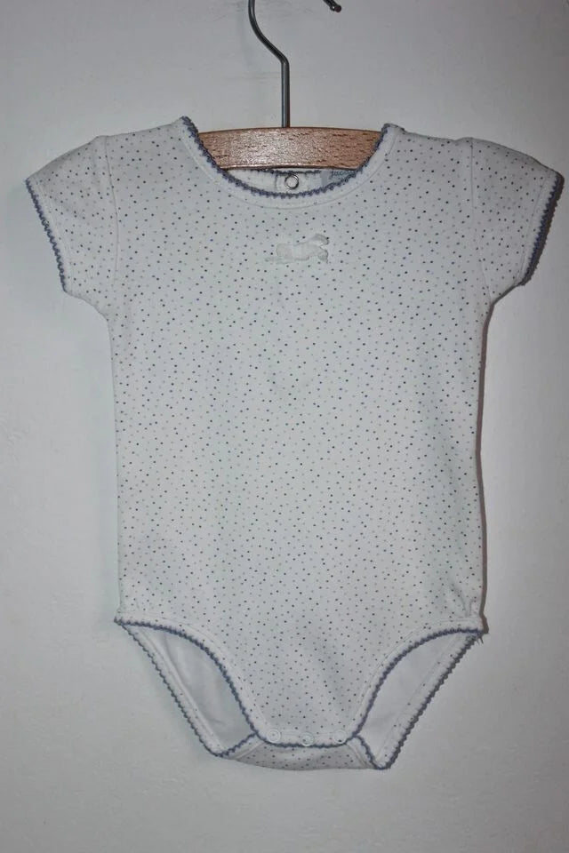 tweedehands katoenen witte romper met blauwe stipjes en korte mouwen van jacadi in maat 68 voor een baby meisje