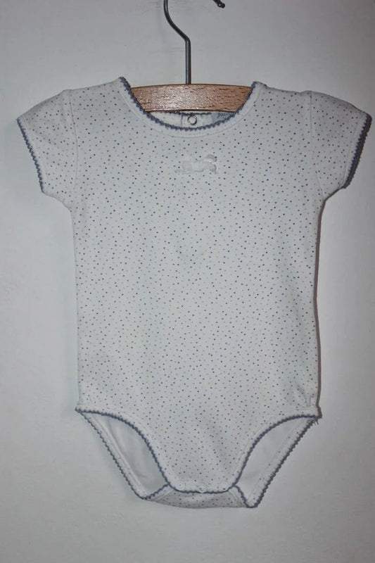 tweedehands katoenen witte romper met blauwe stipjes en korte mouwen van jacadi in maat 68 voor een baby meisje