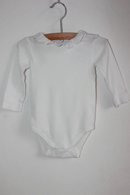tweedehands unisex witte katoenen jacadi romper met lange mouwen en volantkraage in maat 68