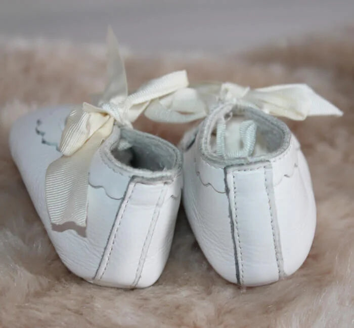 tweedehands unisex witte leren babyschoentjes van jacadi in maat 17