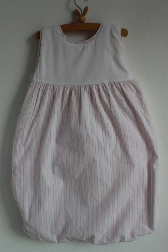 tweedehands mouwloze roze met wit en beige gestreepte slaapzak van jacadi 64 cm voor een baby meisje