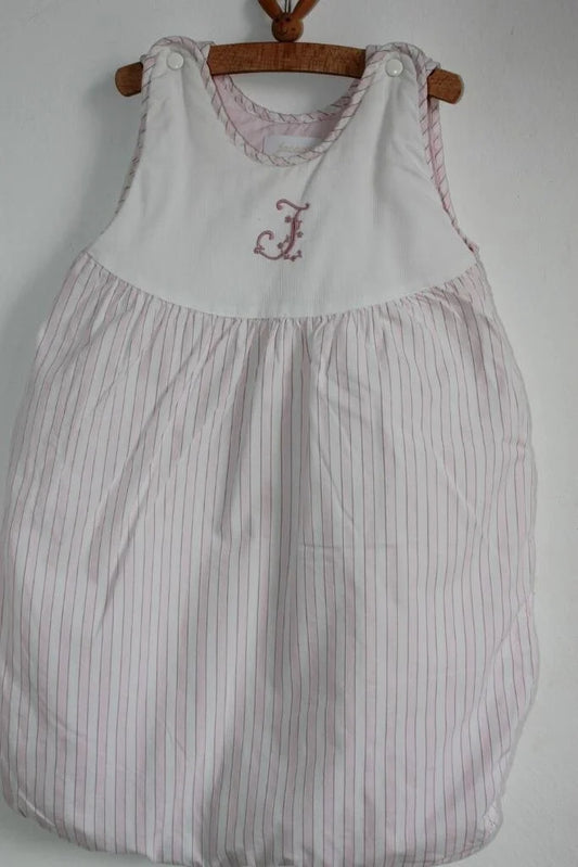 tweedehands mouwloze roze met wit en beige gestreepte slaapzak van jacadi 64 cm voor een baby meisje
