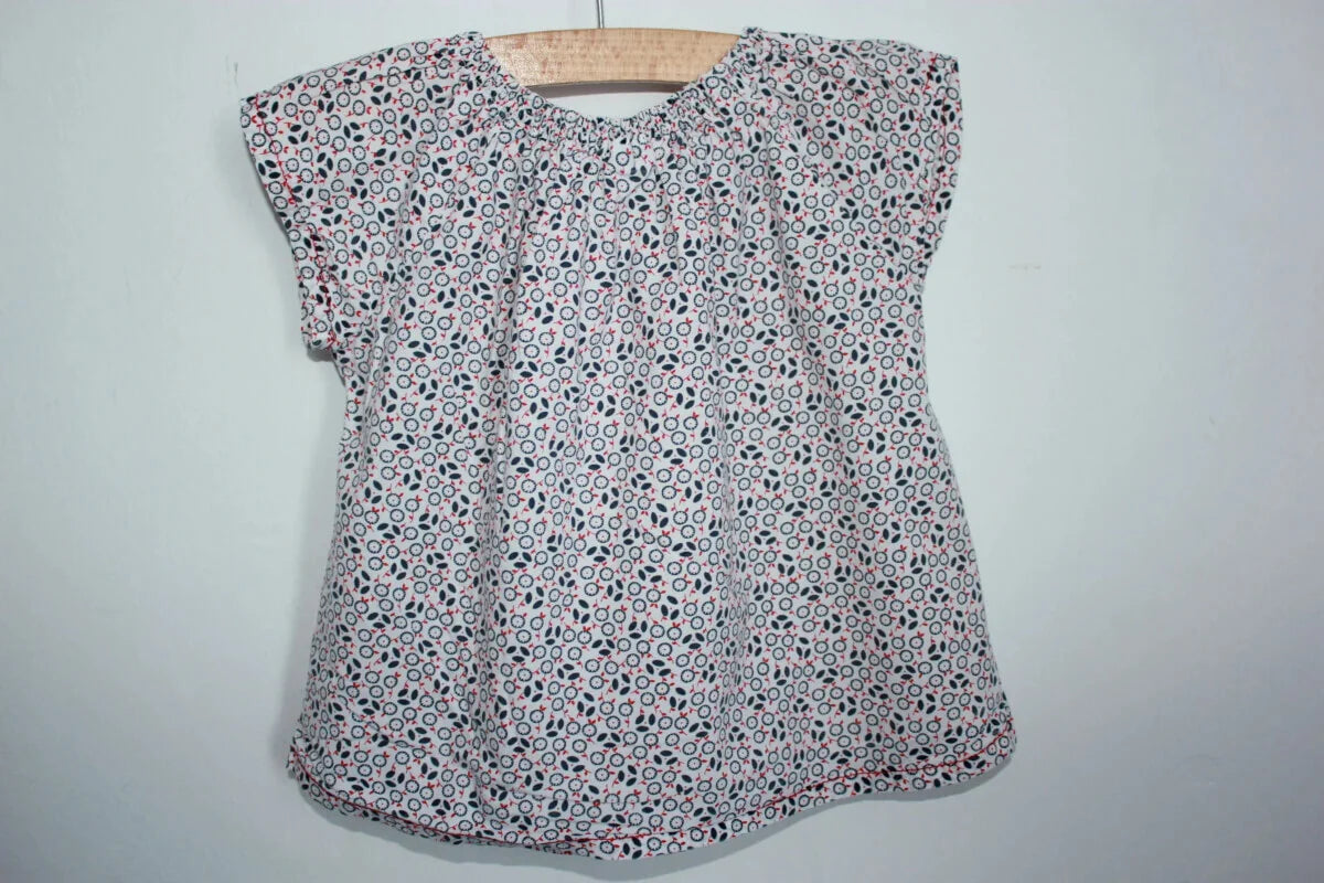 tweedehands-zomerse-gebloemde-blouse-multicolour-korte-mouwen-maat-74-baby-meisje-petit-bateau