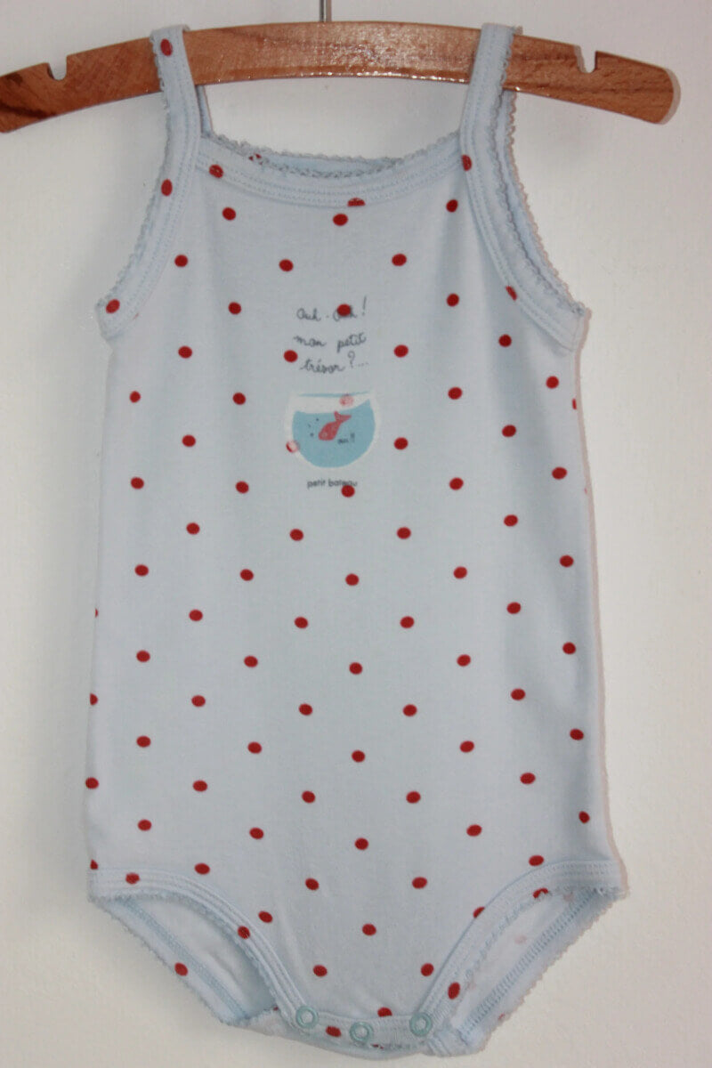 tweedehands-lichtblauwe-romper-schouderbandjes-rode-stippen-maat-74-petit-bateau