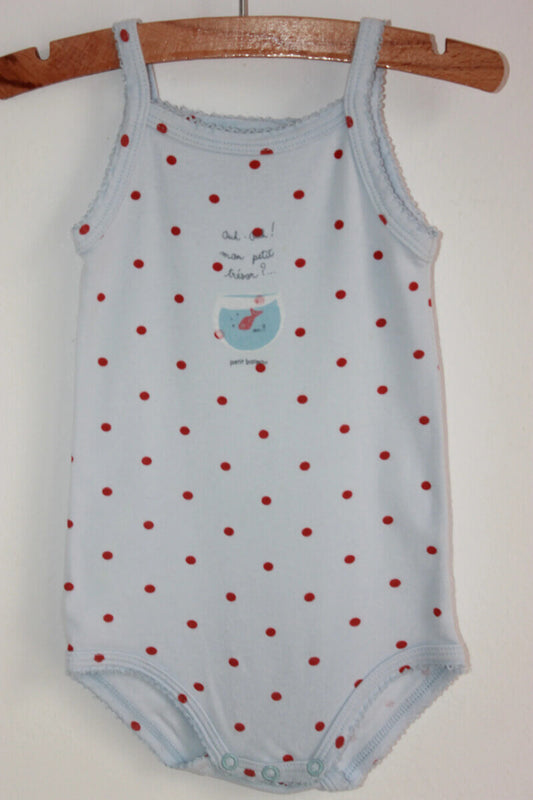 tweedehands-lichtblauwe-romper-schouderbandjes-rode-stippen-maat-74-petit-bateau