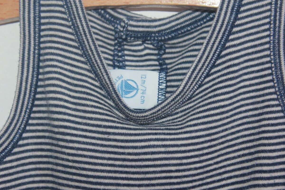 tweedehands-donkerblauw-ecru-mouwloos-kort-pakje-maat-74-petit-bateau