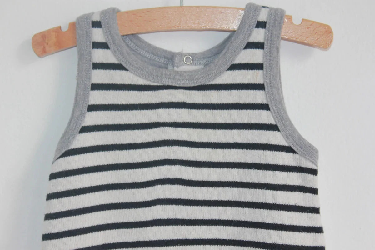 tweedehands-donkerblauw-ecru-gestreept-mouwloos-unisex-boxpakje-maat-74-petit-bateau