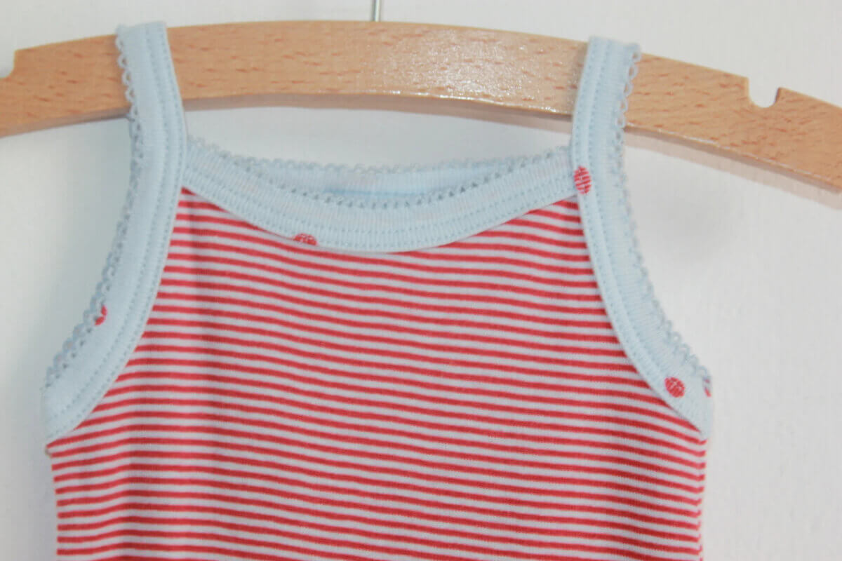 tweedehands-lichtblauw-rood-gestreepte-romper-schouderbandjes-maat-74-petit-bateau