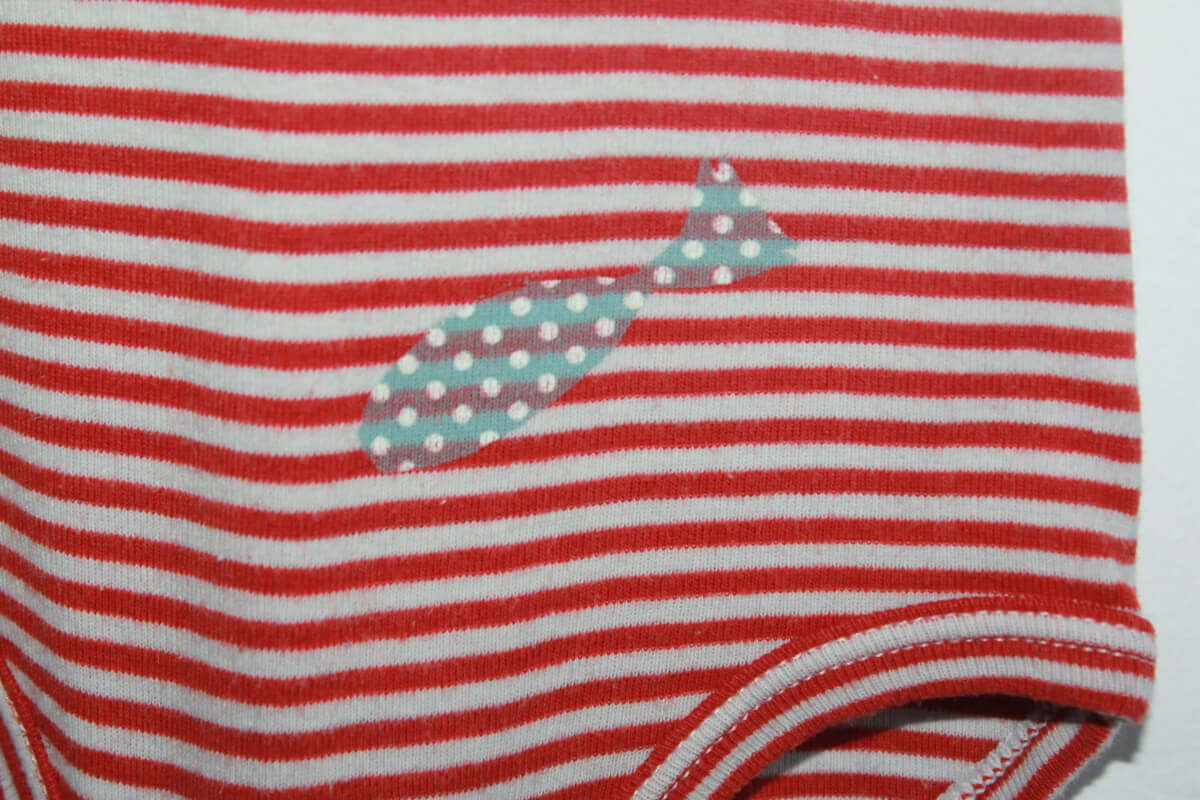 tweedehands-rood-wit-gestreepte-mouwloze-petit-bateau-romper-unisex-maat-74