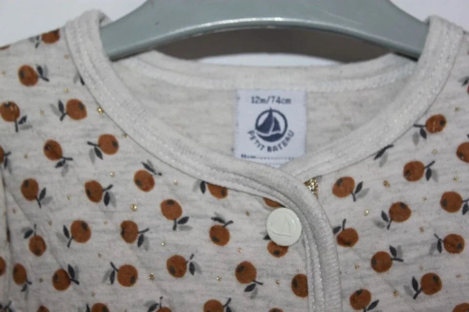 tweedehands-lichtgrijs-vest-mosterdgele-appels-gouden-stipjes-maat-74-baby-petit-bateau