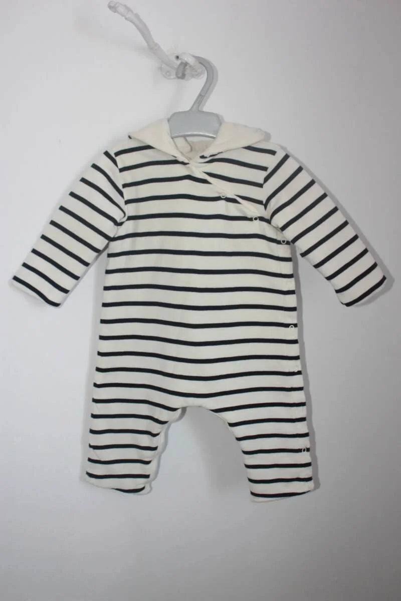 tweedehands-ecru-donkerblauw-gestreept-pakje-lange-mouwen-capuchon-maat-68-petit-bateau-baby