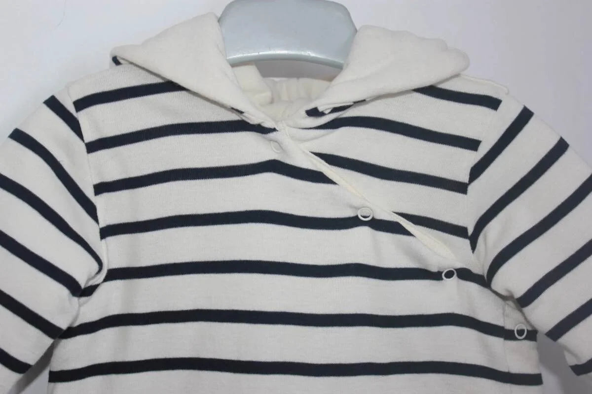 tweedehands-ecru-donkerblauw-gestreept-pakje-lange-mouwen-capuchon-maat-68-petit-bateau-baby