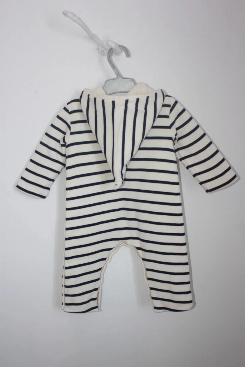 tweedehands-ecru-donkerblauw-gestreept-pakje-lange-mouwen-capuchon-maat-68-petit-bateau-baby