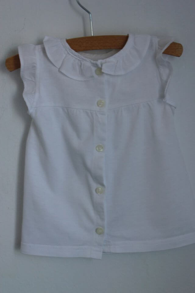 tweedehands-witte-mouwloze-blouse-volantkraagje-gocco-maat-68-baby-meisje