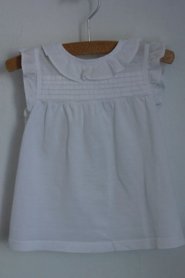 tweedehands-witte-mouwloze-blouse-volantkraagje-gocco-maat-68-baby-meisje