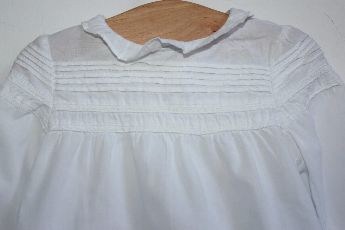 tweedehands-witte-blouse-lange-mouwen-volantkraagje-maat-68-baby-meisje-gocco