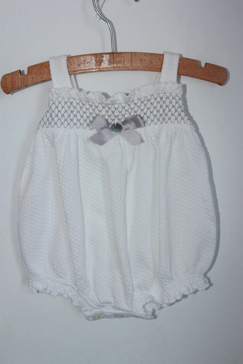 tweedehands-zomers-kort-wit-grijs-gesmokt-pakje-maat-56-baby-meisje-paz-rodriguez