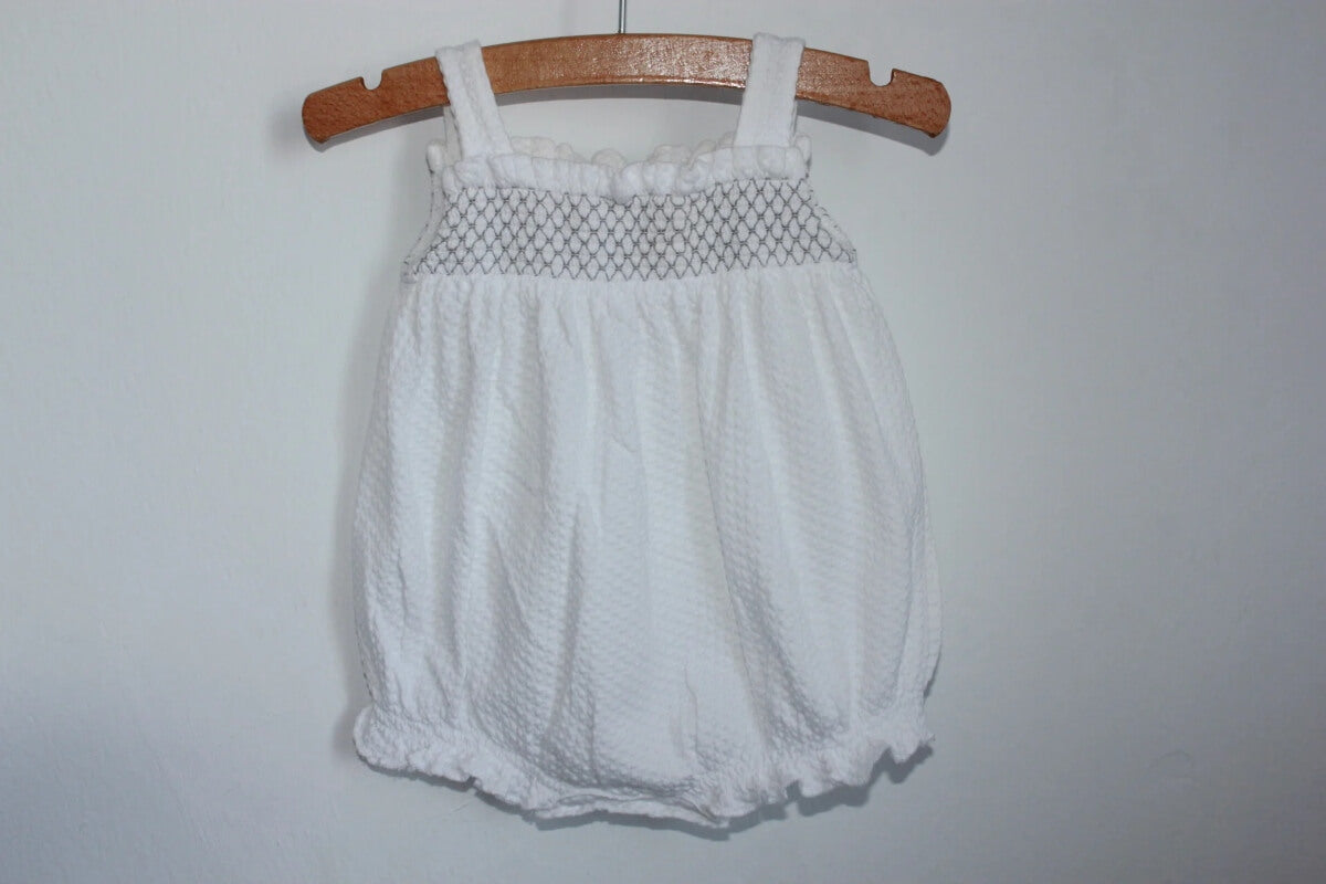 tweedehands-zomers-kort-wit-grijs-gesmokt-pakje-maat-56-baby-meisje-paz-rodriguez