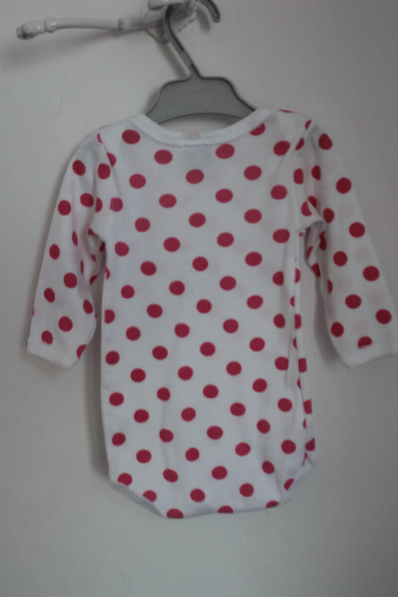 tweedehands-witte-romper-fuchsia-stippen-lange-mouwen-maat-68-petit-bateau