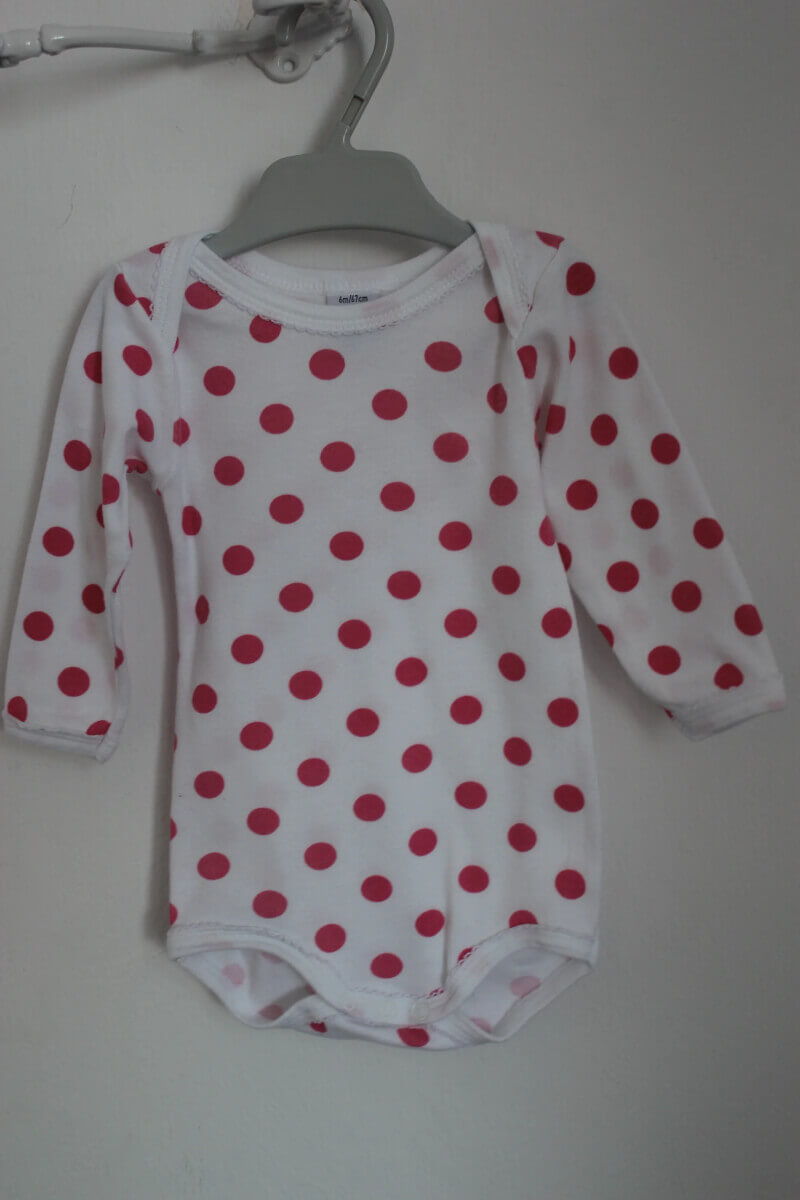 tweedehands-witte-romper-fuchsia-stippen-lange-mouwen-maat-68-petit-bateau