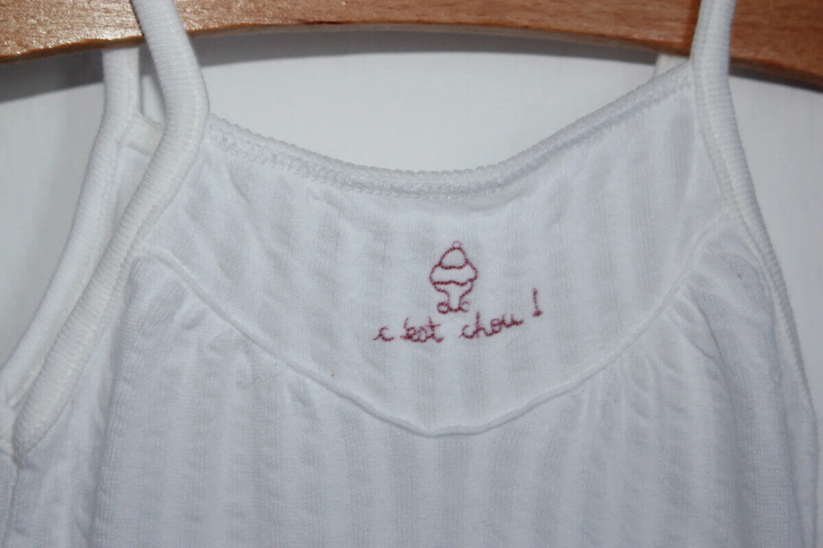 tweedehands-witte-romper-schouderbandjes-baby-meisje-maat-80-petit-bateau