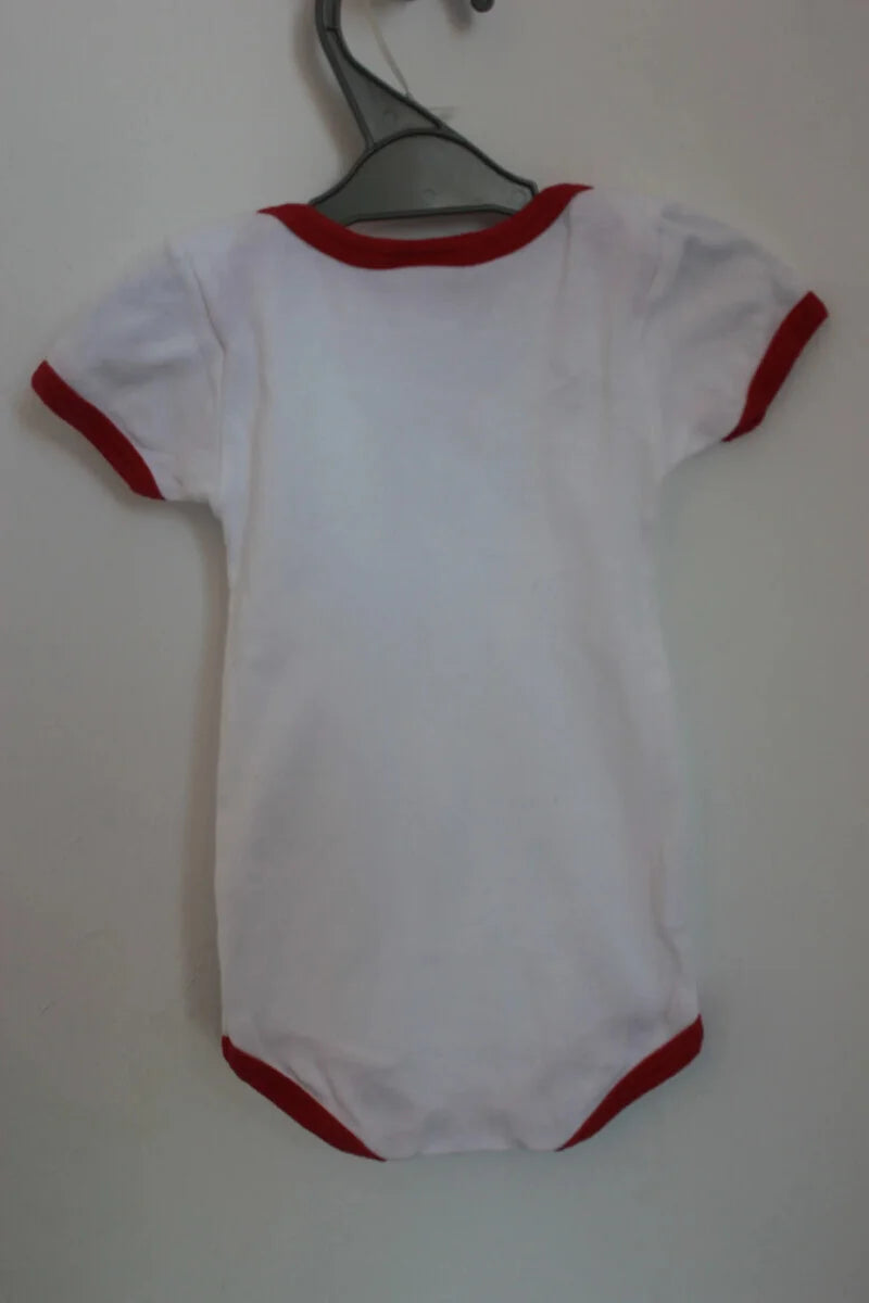 tweedehands-witte-romper-rode-details-maat-68-korte-mouwen-petit-bateau