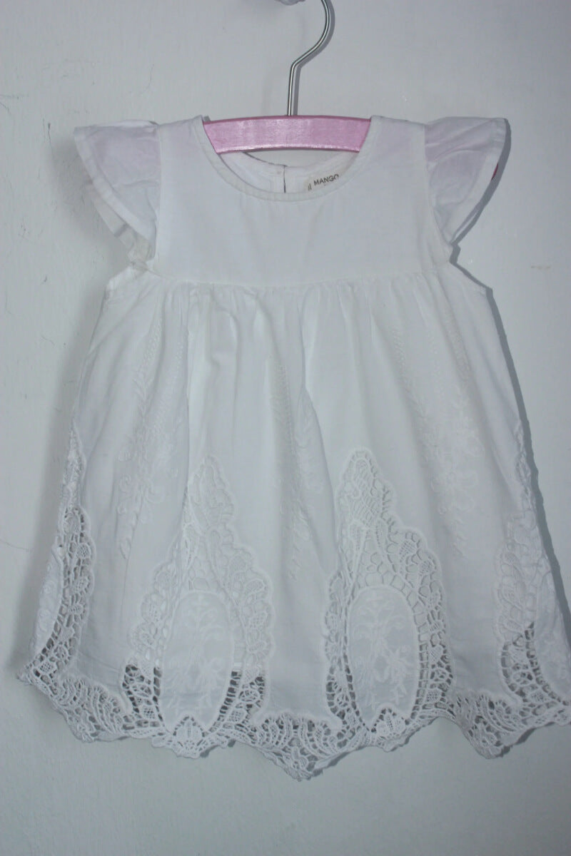 tweedehands-witte-zomerse-jurk-kant-korte-volantmouwen-maat-80-baby-meisje-mango