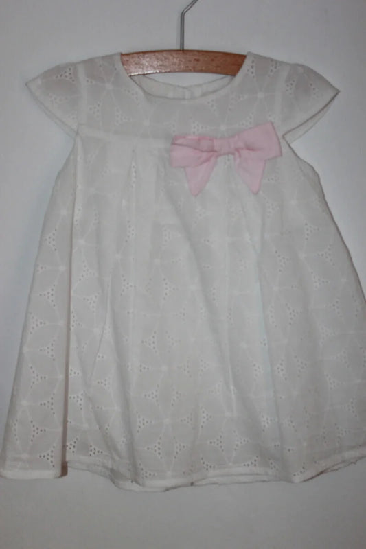 tweedehands-witte-zomerse-jurk-korte-mouwen-roze-strik-baby-meisje-maat-80-condor