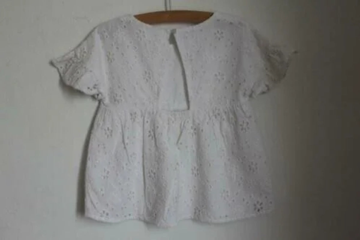 tweedehands-witte-blouse-broderie-korte-mouwen-volants-open-rug-maat-110-lefties